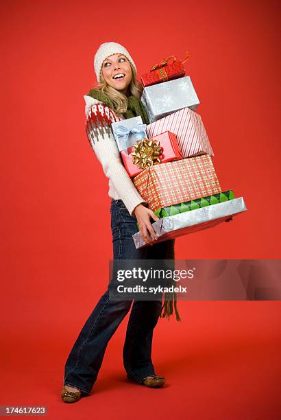 lachen frau tragen viele geschenke - schal freisteller stock-fotos und bilder