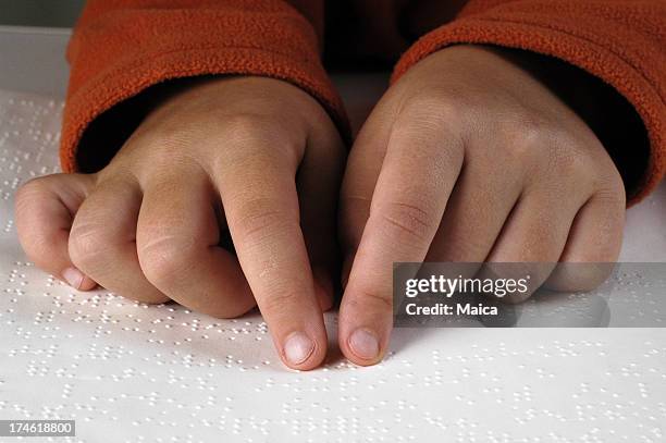 lettura braille - braille foto e immagini stock