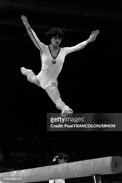 Nadia Comaneci à l'épreuve de poutre des Jeux Olympiques d'été de Moscou, le 21 juillet 1980.