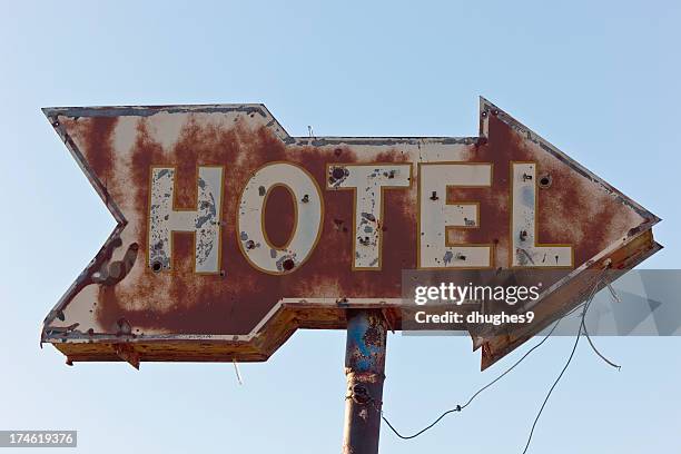 hotel sign - neon sign arrow stockfoto's en -beelden