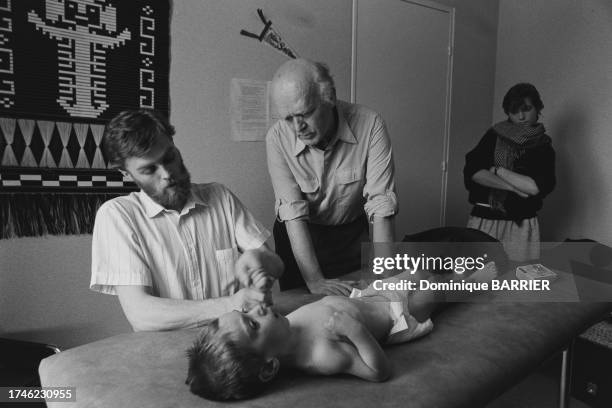 Charles-Alban Simon, un enfant dans le coma à la suite d'une chute dans une piscine, est maintenu en vie depuis 8 mois grâce à une nouvelle technique...