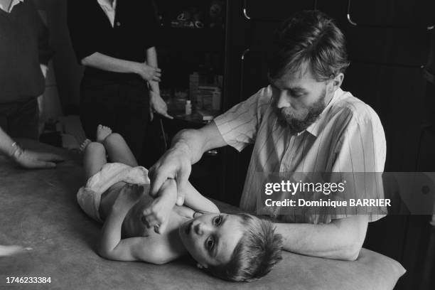 Charles-Alban Simon, un enfant dans le coma à la suite d'une chute dans une piscine, est maintenu en vie depuis 8 mois grâce à une nouvelle technique...