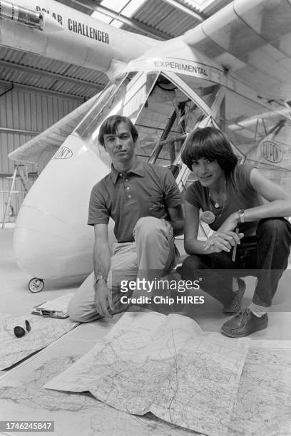 Paul MacCready et Janice Brown se préparant avant un essai de l'avion à énergie solaire 'MacCready Solar Challenger' à Cormeilles-en-Vexin, le 13...
