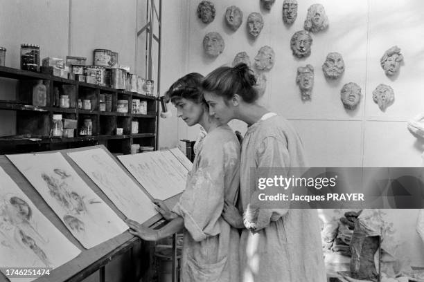 Charlotte Rampling et Myriem Roussel sur le tournage du film 'Tristesse et Beauté' en octobre 1984