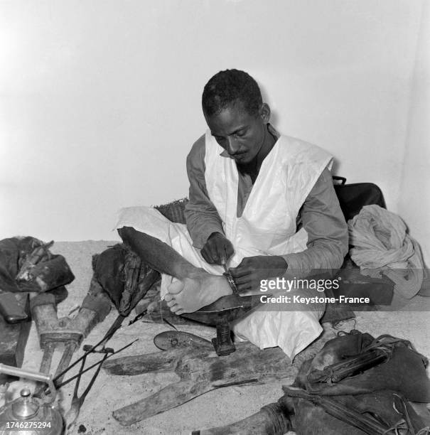 Bijoutier fabriquant un bracelet à Nouakchott, le 28 novembre 1960.