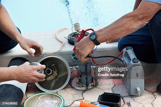 hommes travaillant ensemble - cable stock photos et images de collection