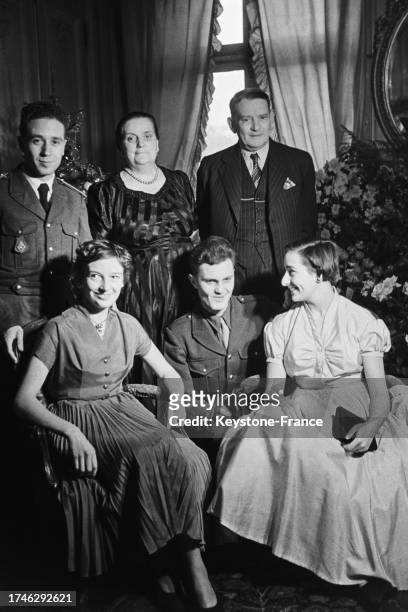 René Coty célébrant noël avec a famille à Paris, le 25 décembre 1953.