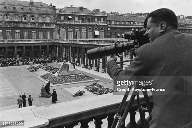 Caméraman filmant les obsèques de Colette dans la cour d'honneur du Palais Royal, le 7 août 1954, à Paris.