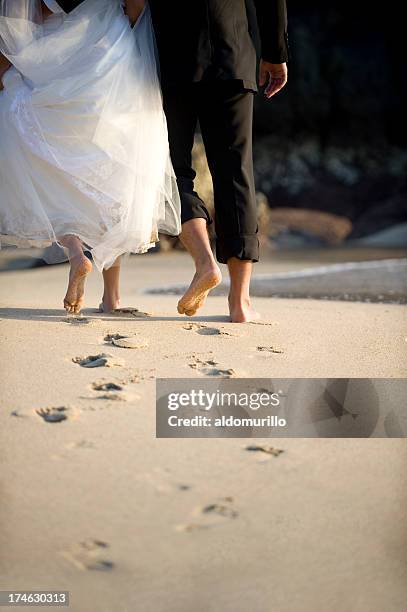 pareja romántica caminando - wedding feet fotografías e imágenes de stock