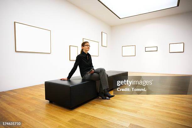 frau in gallery - museum innen stock-fotos und bilder