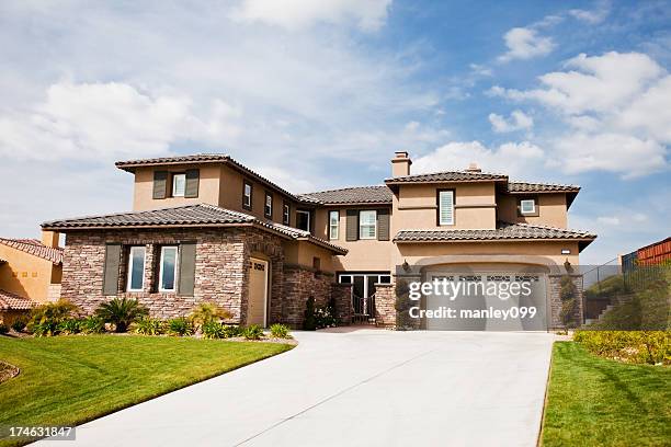 hermosa casa de california con paredes de piedra - camino de entrada fotografías e imágenes de stock