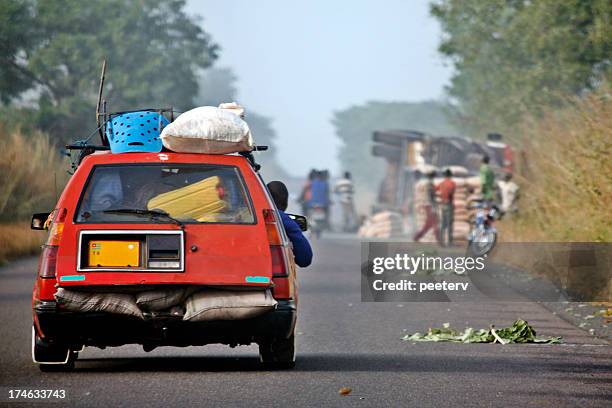 routier d'afrique - accident de la route photos et images de collection