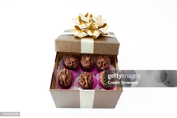 schokoladen-geschenk - gift box tag stock-fotos und bilder
