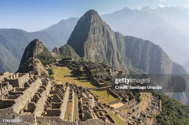 the majestic ruins of machu picchu - touring in peru foto e immagini stock