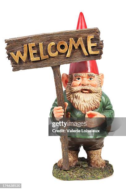 bienvenido enano de jardín - accesorio de jardín fotografías e imágenes de stock
