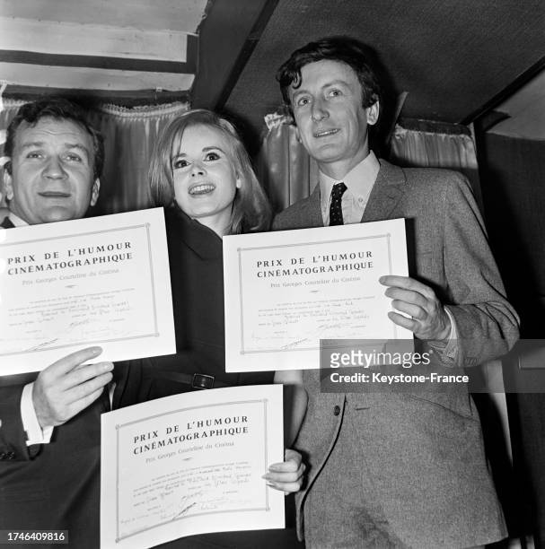 Pierre Mondy, Maria Machado et Claude Rich recevant les Prix de l'Humour Cinématographique, le 19 décembre 1966.