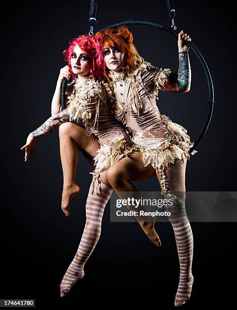 artistes de cirque hoop - acrobate photos et images de collection