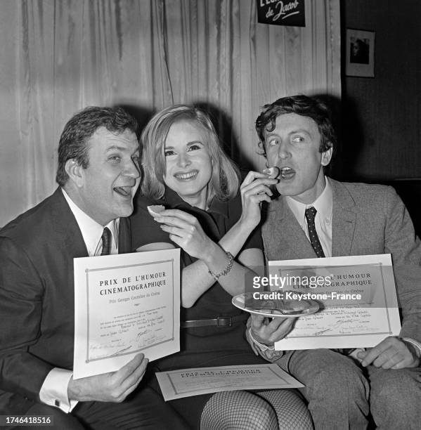 Pierre Mondy, Maria Machado et Claude Rich recevant les Prix de l'Humour Cinématographique, le 19 décembre 1966.