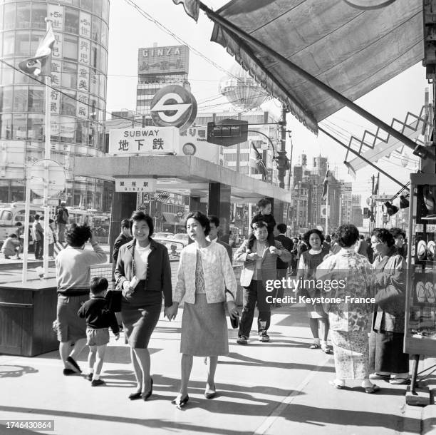 Rue commerçante dans le quartier de Ginza à Tokyo le 17 décembre 1964