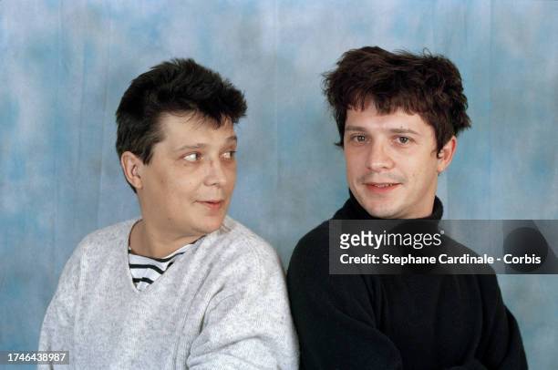 Deux membres du groupe de rock français Indochine, Stéphane et Nicola Sirkis en photo studio à Boulogne Billancourt, le 14 décembre 1998.