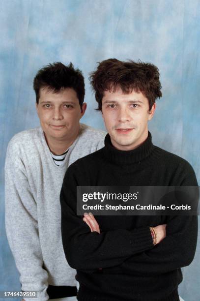 Deux membres du groupe de rock français Indochine, Stéphane et Nicola Sirkis en photo studio à Boulogne Billancourt, le 14 décembre 1998.