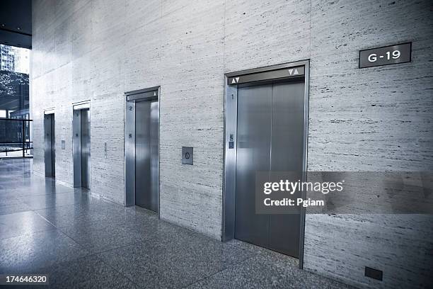 aufzüge in einem modernen büro-gebäude - elevator doors stock-fotos und bilder