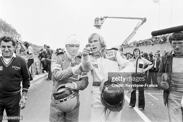 Niki Lauda et James Hunt après leur abandon Grand Prix automobile de Belgique sur le circuit de Zolder,le 21 mai 1978.