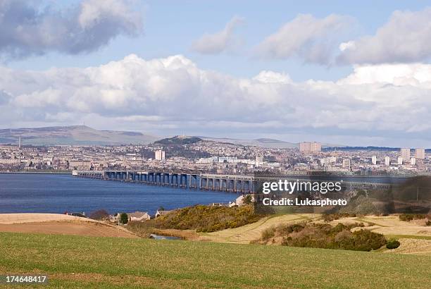 aussicht von dundee - railway bridge stock-fotos und bilder