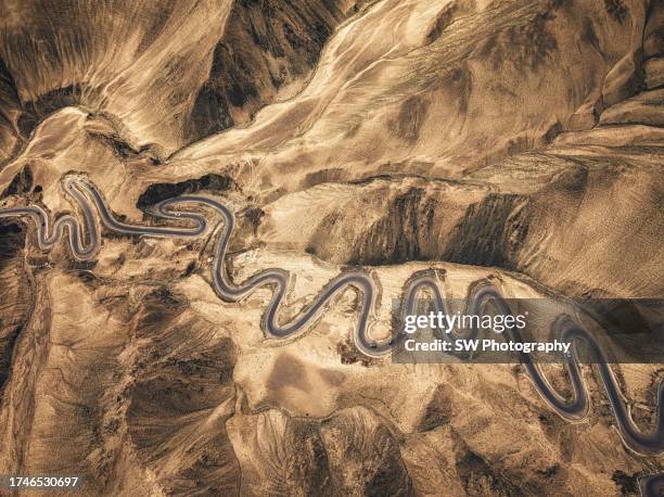 aerial view of the famous pan long winding road in china - kashgar - fotografias e filmes do acervo