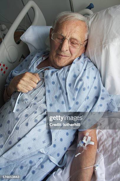 hospital stay for elderly man - iv going into an arm 個照片及圖片檔