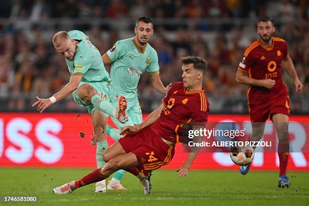 Slavia Prague's Dutch forward Mick Van Buren kicks the ball in front of Roma's Spanish defender Diego Llorente during the UEFA Europa League Group G...