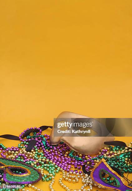 mardi gras máscara sobre amarillo - máscara-para-fiestas fotografías e imágenes de stock
