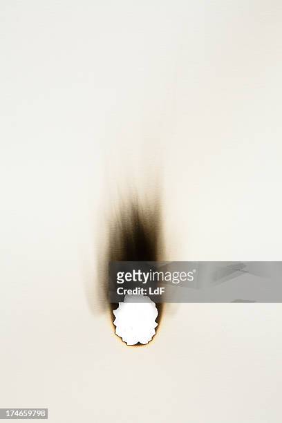 queimar o buraco em uma folha de papel - the hole imagens e fotografias de stock