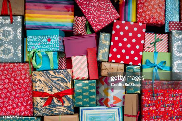 ein haufen weihnachtsgeschenke - weihnachtsgeschenke stock-fotos und bilder