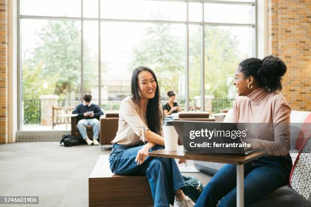 zwei universitätsstudenten arbeiten zusammen - postsekundäre bildung stock-fotos und bilder