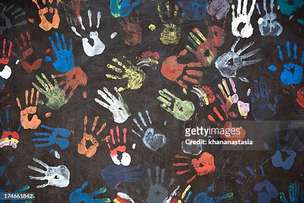 handprints coloré - égalité photos et images de collection