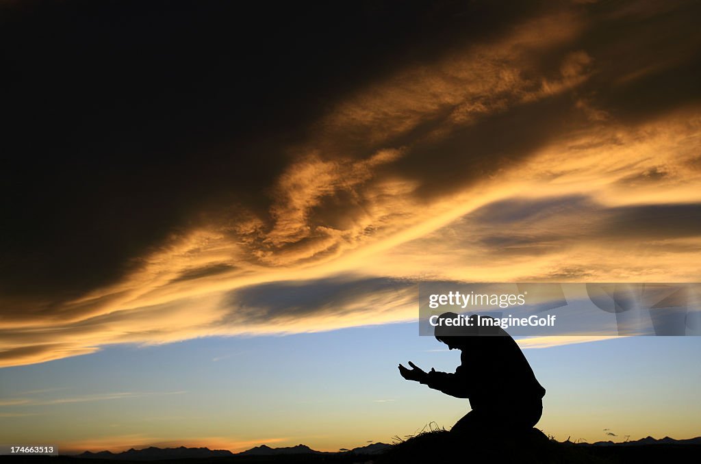 Adulte homme méditer au coucher du soleil