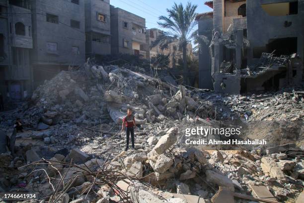 Local citizens search for victims in buildings destroyed during Israeli air raids in the southern Gaza Strip on October 20, 2023 in Khan Yunis, Gaza....