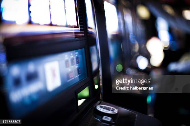 desenfocado máquinas tragamonedas - slot machine fotografías e imágenes de stock