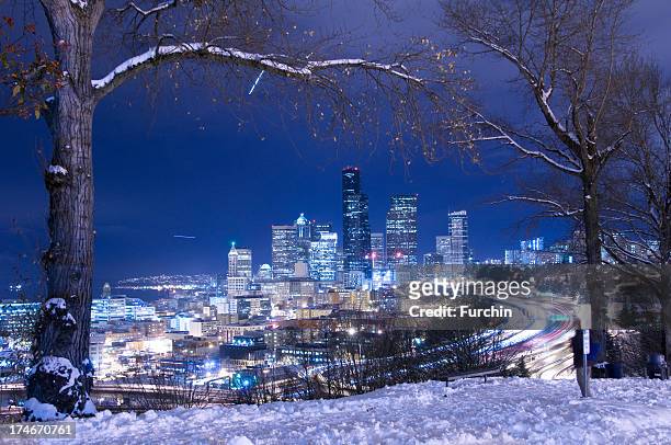 skyline von seattle im winter - seattle stock-fotos und bilder