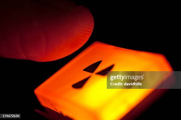 appuyez sur le bouton. - bombe atomique photos et images de collection