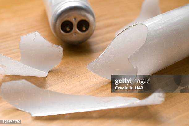 lampada rotto fluo - luce fluorescente foto e immagini stock