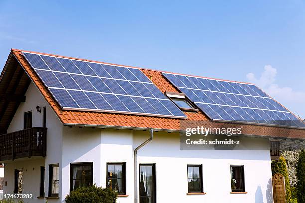 haus mit solarzellen - dach stock-fotos und bilder