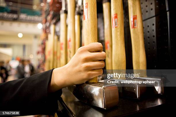 hämmer im shop - baumarkt stock-fotos und bilder