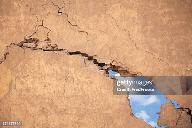 wall - building damage stockfoto's en -beelden