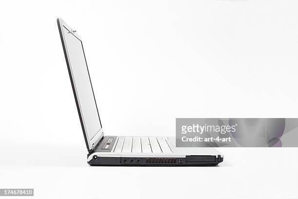 vista lateral de abrir computadora portátil sobre fondo blanco - vista de costado fotografías e imágenes de stock