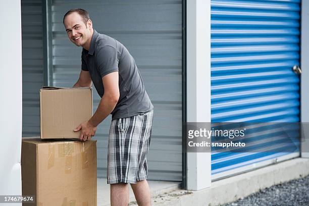 hombre con cajas de valet al aire libre estilo de vida de la unidad de almacén - self storage fotografías e imágenes de stock