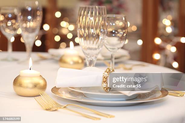 elegante gedeck mit gold, weiß und kristall - candle white background stock-fotos und bilder