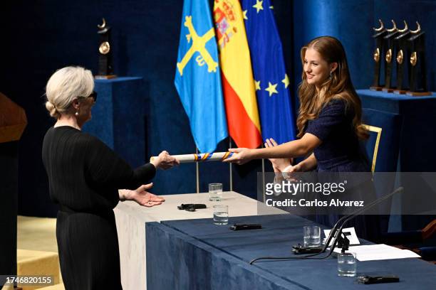 Meryl Streep receives the Princess of Asturias Award for the Arts from Crown Princess Leonor of Spain at the "Princesa De Asturias" Awards 2023...