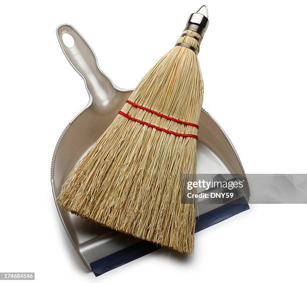 whisk broom and dustpan on white background - bezem stockfoto's en -beelden